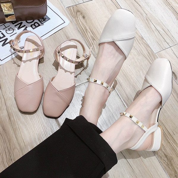 Кожени дамски сандали с метални нитове 