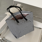 Svītraina sieviešu plecu soma