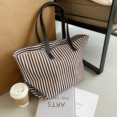 Svītraina sieviešu plecu soma