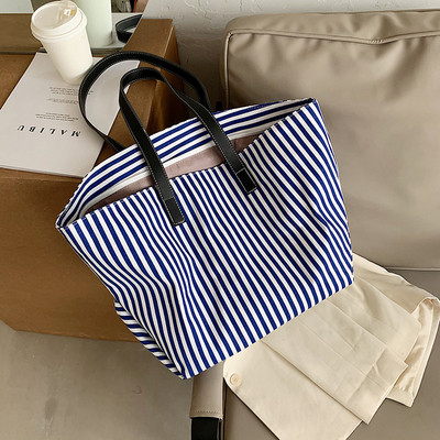 Svītraina sieviešu plecu soma