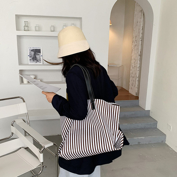 Svītraina sieviešu plecu soma