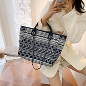 Színes női textiltáska rövid füllel, fémlánccal