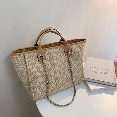 Színes női textiltáska rövid füllel, fémlánccal