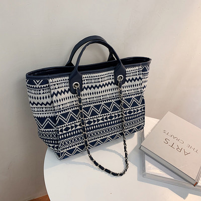 Színes női textiltáska rövid füllel, fémlánccal