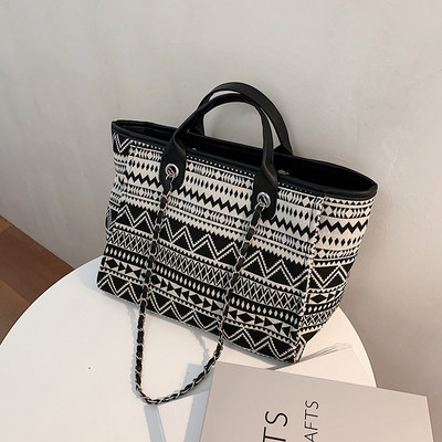 Színes női textiltáska rövid füllel, fémlánccal