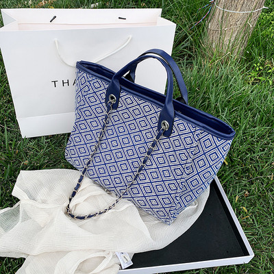 Színes női textiltáska rövid füllel, fémlánccal