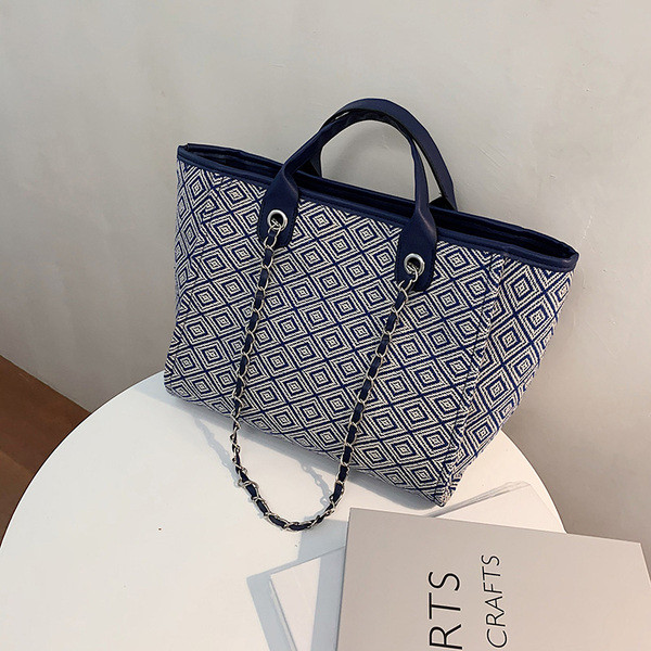 Színes női textiltáska rövid füllel, fémlánccal