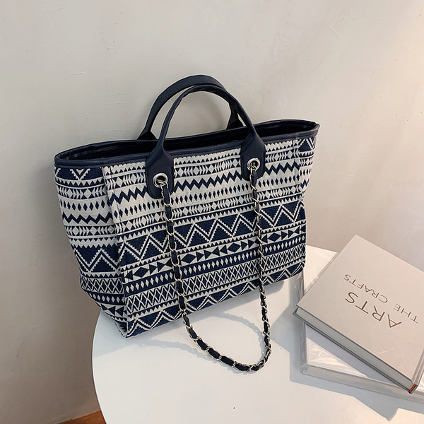 Színes női textiltáska rövid füllel, fémlánccal