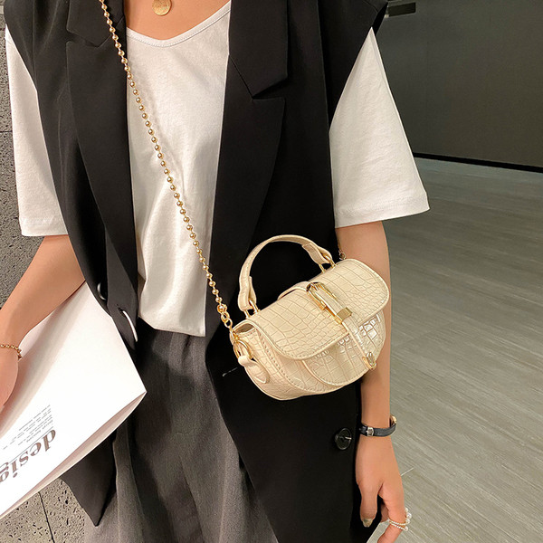 Stílusos női kisméretű műbőr táska fém elemekkel