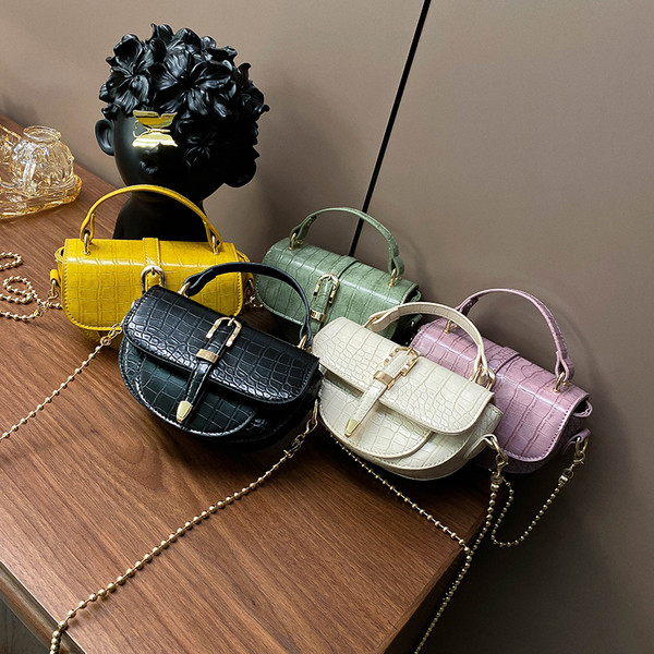 Stílusos női kisméretű műbőr táska fém elemekkel