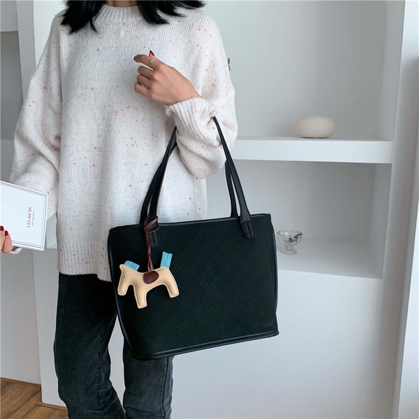 Ikdienas sieviešu somas plats modelis