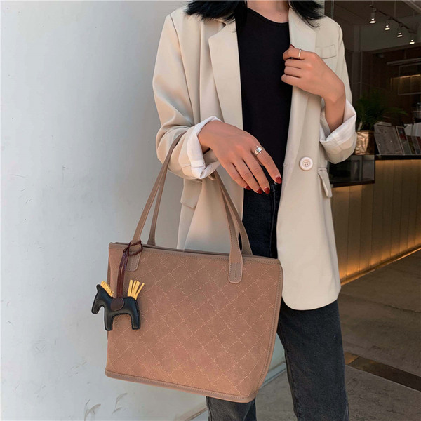 Ikdienas sieviešu somas plats modelis