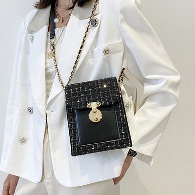 Kis női táska fém rögzítéssel és flitterekkel