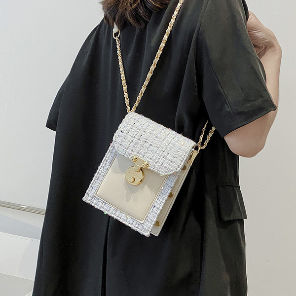 Kis női táska fém rögzítéssel és flitterekkel