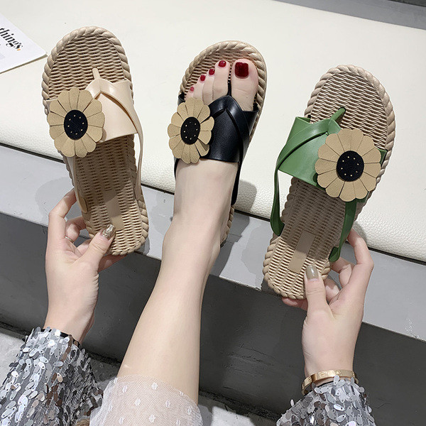 Sieviešu ādas čības starp pirkstiem