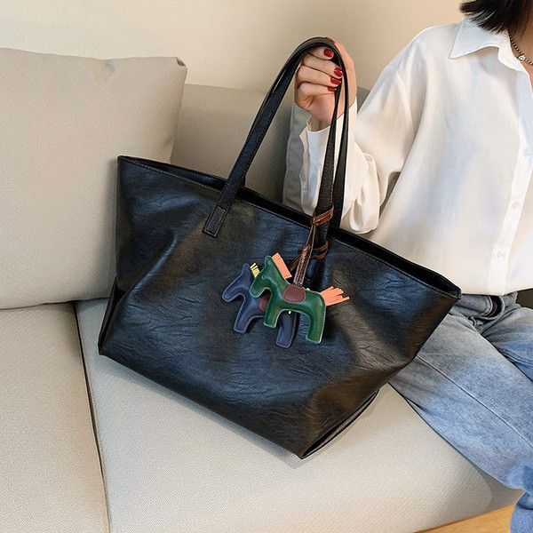 Igapäevane naiste õlakott koos aksessuaariga