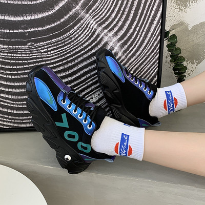 Sport és alkalmi női tornacipő magas talppal