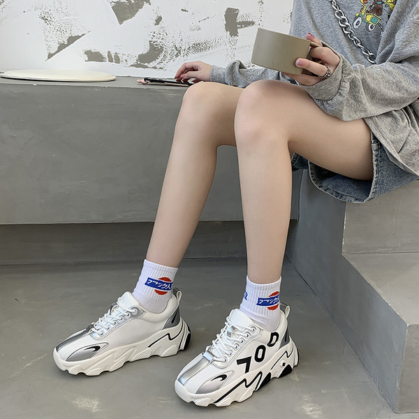 Sport és alkalmi női tornacipő magas talppal