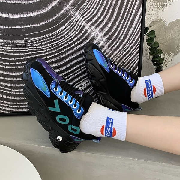 Sport és alkalmi női tornacipő magas talppal