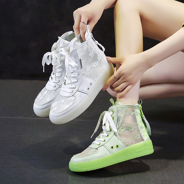 Légáteresztő női tornacipő csipkével