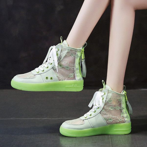 Légáteresztő női tornacipő csipkével