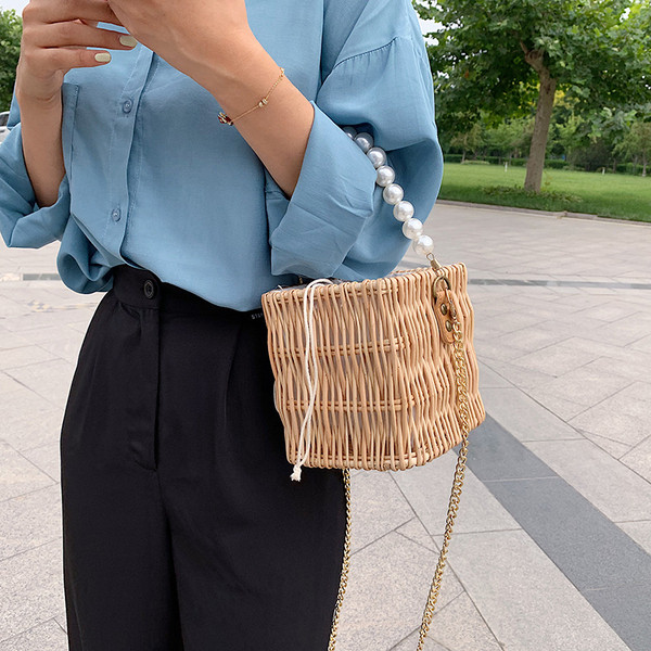 Stilīga sieviešu adīta soma kvadrāta formā