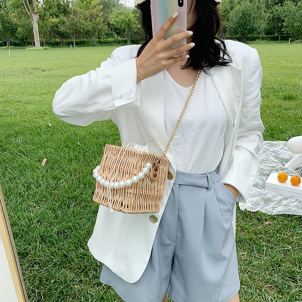 Stilīga sieviešu adīta soma kvadrāta formā