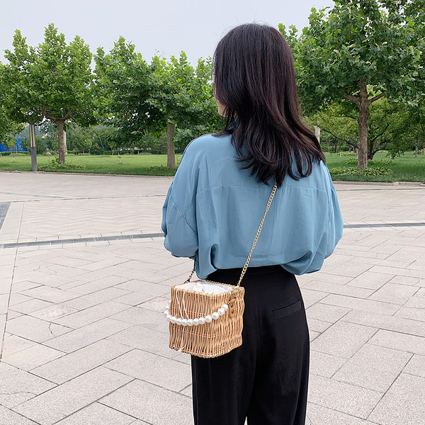 Stilīga sieviešu adīta soma kvadrāta formā