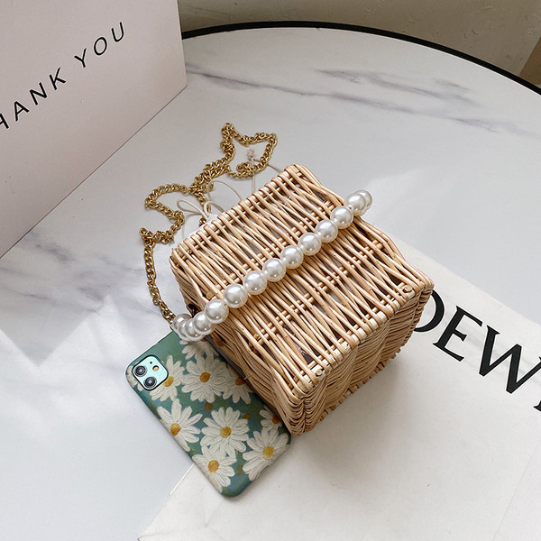 Stilīga sieviešu adīta soma kvadrāta formā