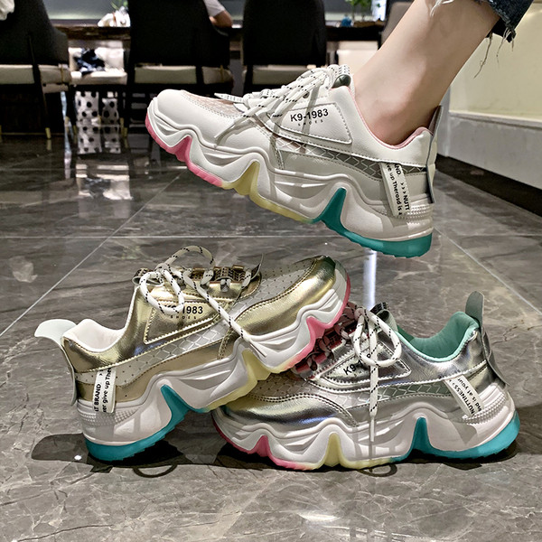 Légáteresztő női tornacipő hálóval és durva talppal