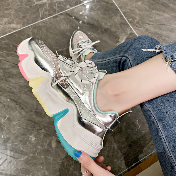 Légáteresztő női tornacipő hálóval és durva talppal