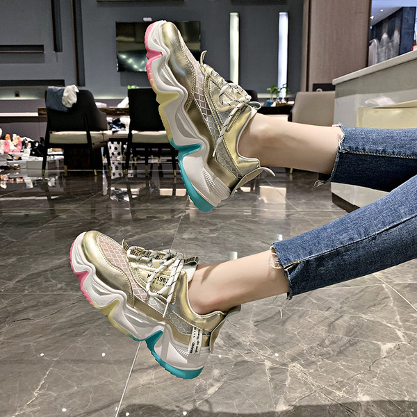 Légáteresztő női tornacipő hálóval és durva talppal