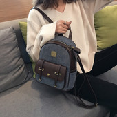 Korszerű női hátizsák elülső zsebbel és rövid fogantyúval