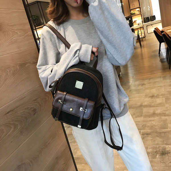 Korszerű női hátizsák elülső zsebbel és rövid fogantyúval