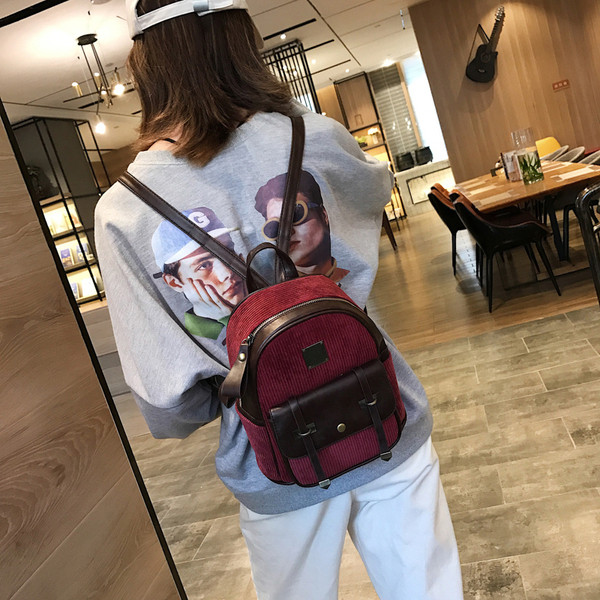 Korszerű női hátizsák elülső zsebbel és rövid fogantyúval