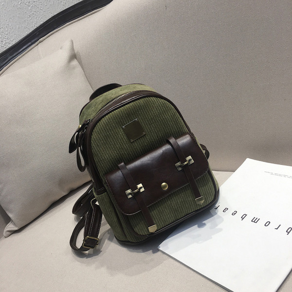 Korszerű női hátizsák elülső zsebbel és rövid fogantyúval