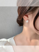 Mazie sieviešu auskari apaļā formā ar pērlēm