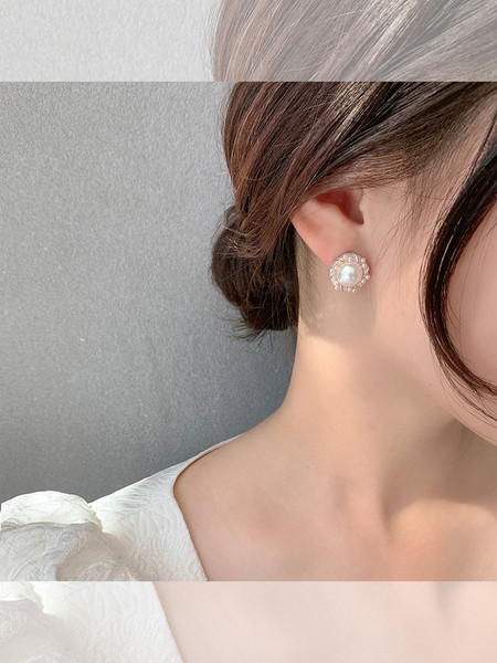 Mazie sieviešu auskari apaļā formā ar pērlēm