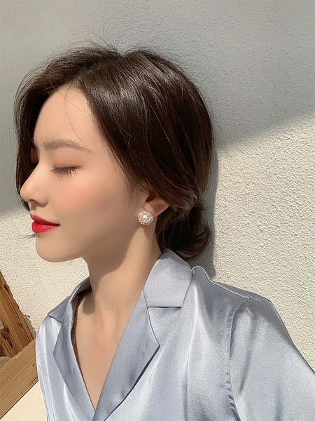 Mazie sieviešu auskari apaļā formā ar pērlēm