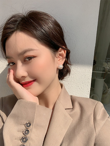 Mazie sieviešu auskari apaļā formā ar pērlēm