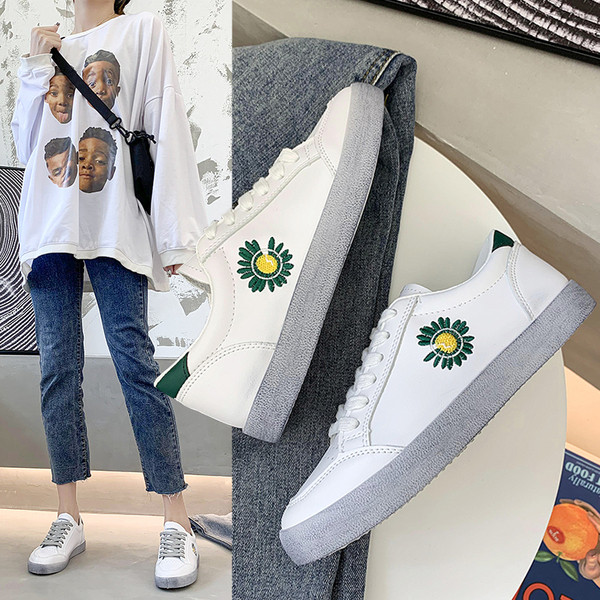 Női tornacipő hímzéssel, lapos talppal