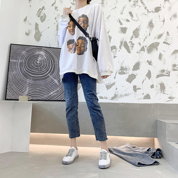 Női tornacipő hímzéssel, lapos talppal