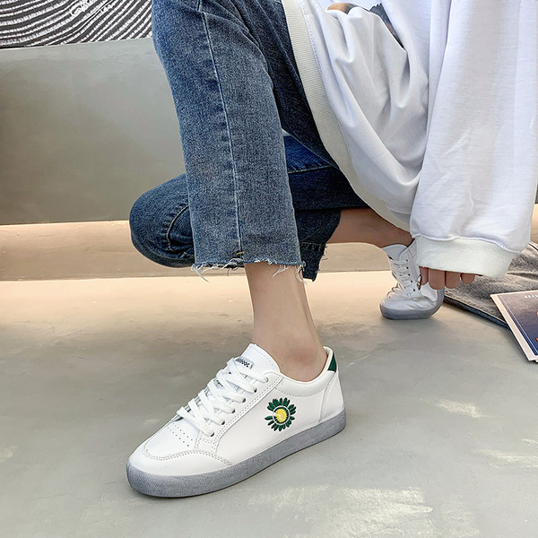 Női tornacipő hímzéssel, lapos talppal