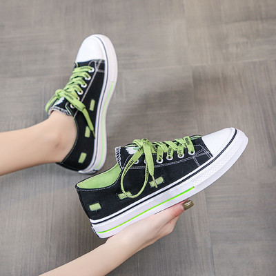 Sieviešu kedas ar izšuvumu un plakanu zoli