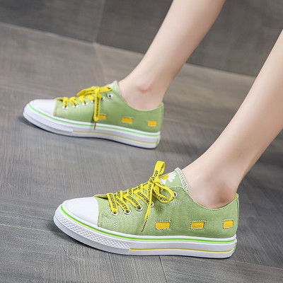 Sieviešu kedas ar izšuvumu un plakanu zoli