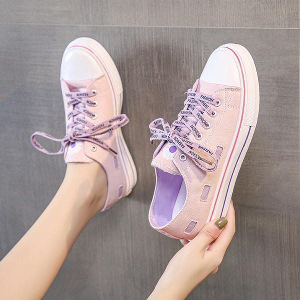 Sieviešu kedas ar izšuvumu un plakanu zoli