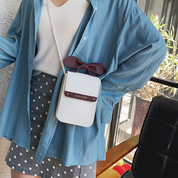 Öko bőrből készült modern női mini táska felirattal