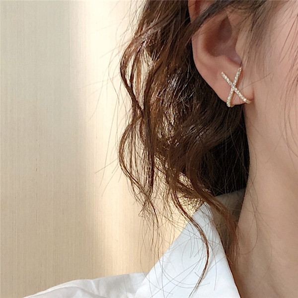 Modern női fülbevaló X alakú kövekkel