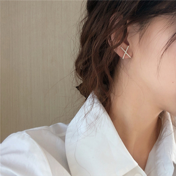 Modern női fülbevaló X alakú kövekkel