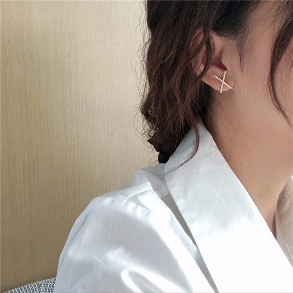 Modern női fülbevaló X alakú kövekkel